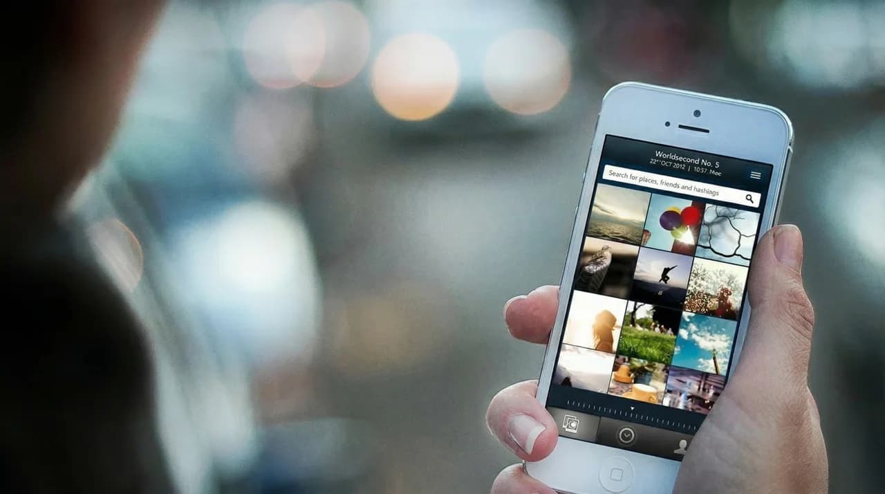 Worldwide app for shared photo moments among all participants.