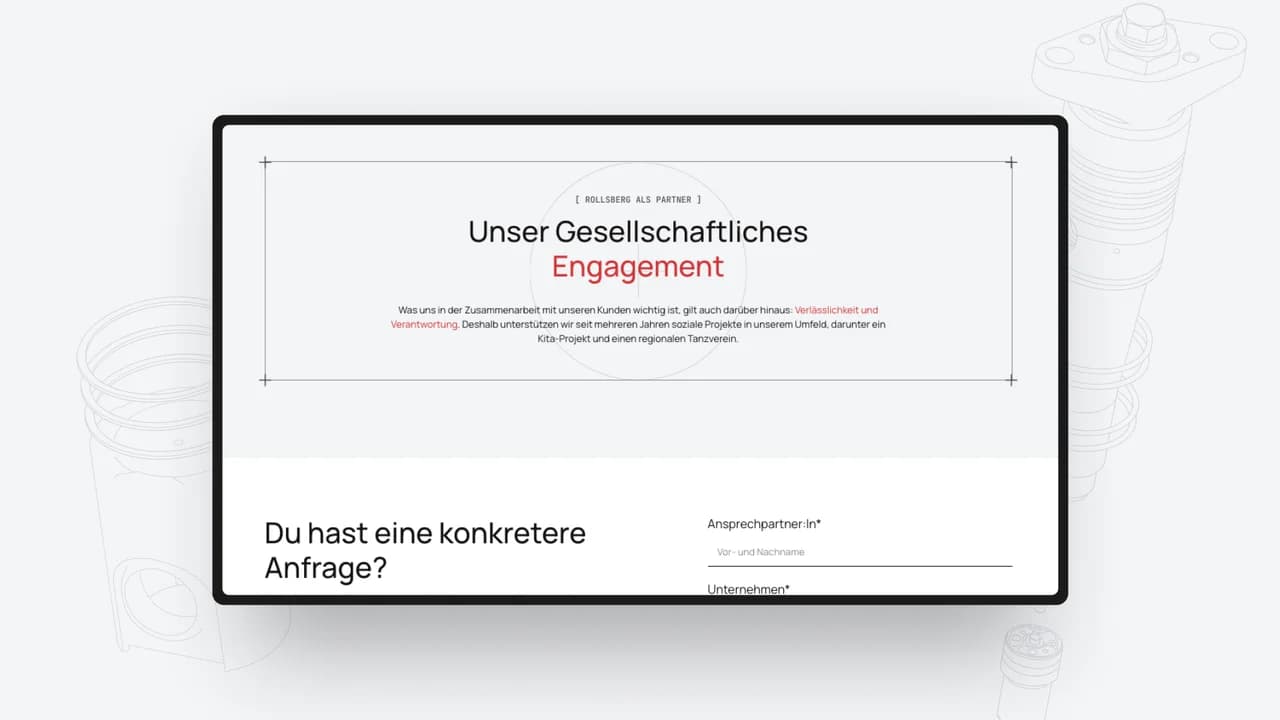 Nahaufnahme einer rot getigerten Katze, die auf einer hellen Strickdecke liegt