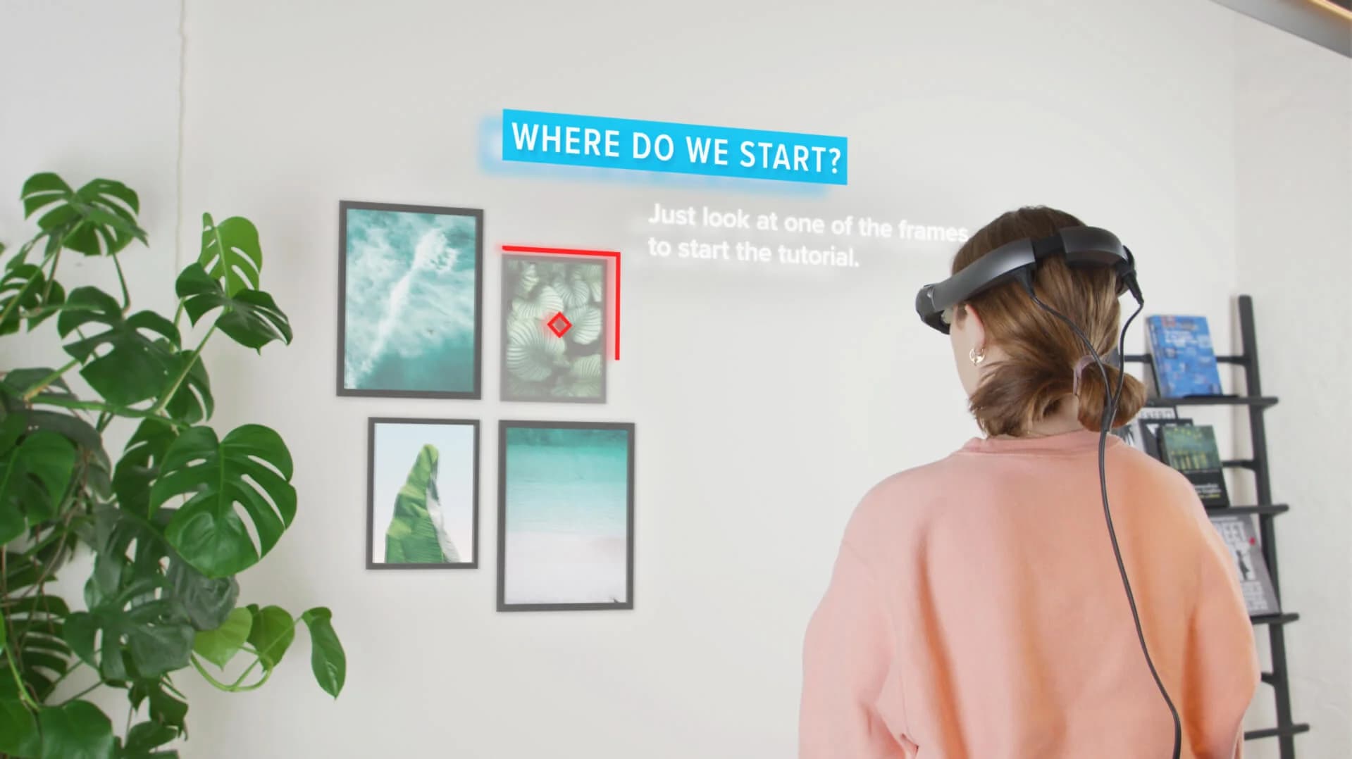 Person mit AR‑Brille (Magic Leap) im Wohnzimmer positioniert Bilder an der Wand; sichtbare AR‑Anweisungen und Einblendungen.