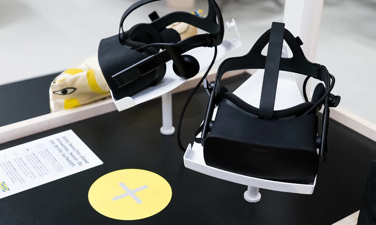 Screenshot of the photorealistic showroom with changed time of day and material selection as an interface preview.