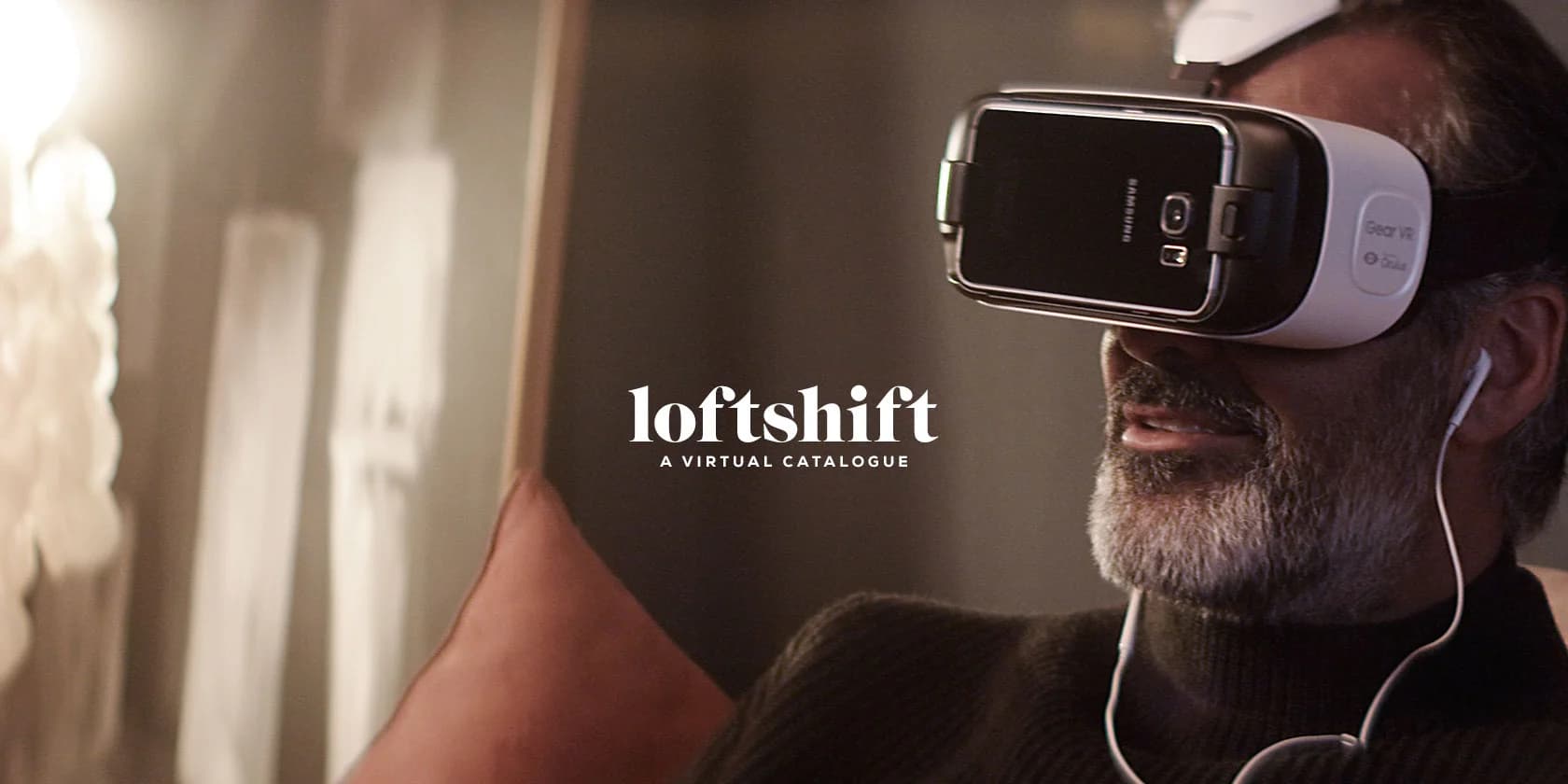 Platzhalterbild: Nutzer tauscht per Tap ein Sofa, Tag‑ und Nachtwechsel sowie Interface‑Marker sichtbar.